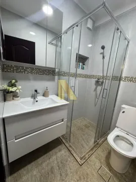 Moderno opremljeno kupatilo sa tuš kabinom i umivaonikom. - image 19