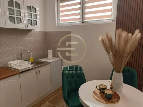 Manja kuhinja sa sudoperom, elementima i trpezarijskim stolom. - image 4