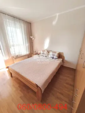Spavaća soba sa bračnim krevetom, drvenim podom i garderoberom. - image 9