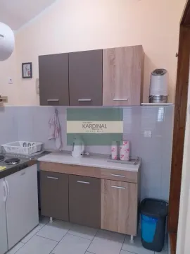 Manja kuhinja sa gornjim i donjim elementima i radnom površinom. - image 5