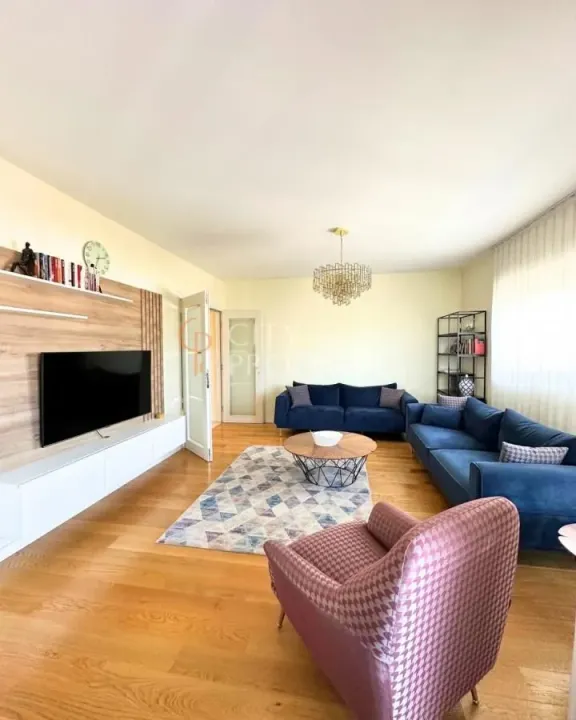 Izdavanje, trosoban stan, 95m², Central Point, Podgorica