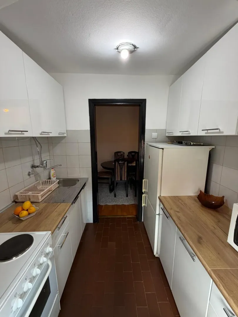 Izdavanje, dvosoban stan, 82m², Centar, Cetinje