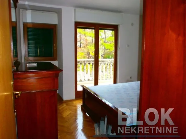 Bedroom with a double bed and access to the terrace.