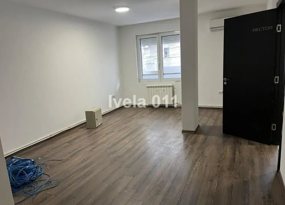Izdavanje, poslovni prostor, 146m², Đeram Pijaca, Beograd
