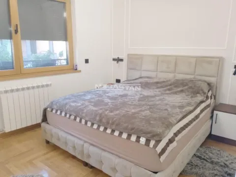 Spavaća soba sa bračnim krevetom i prozorom. - image 3