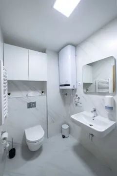 Moderno opremljeno kupatilo sa bijelim pločicama i ugradnim elementima. - image 7