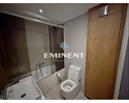 Moderno opremljeno kupatilo sa tuš kabinom, umivaonikom, wc šoljom i drvenim ormarićem. - image 18
