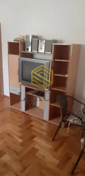 Dnevna soba sa drvenom komodom i televizorom. - image 4