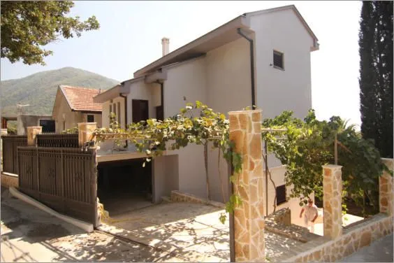 Prodaja, kuća, 233m², Lastva Grbaljska, Kotor