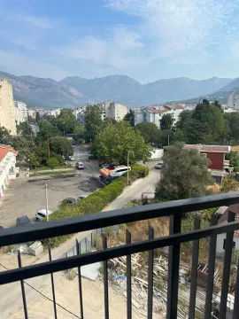 Pogled sa terase na grad i planine u pozadini. - image 11
