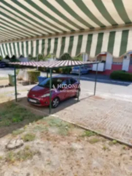 Natkriveni parking prostor sa parkiranim automobilom u dvorištu zgrade. - image 13
