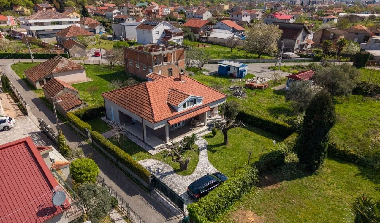 Prodaja, kuća, 200m², Tološi, Podgorica