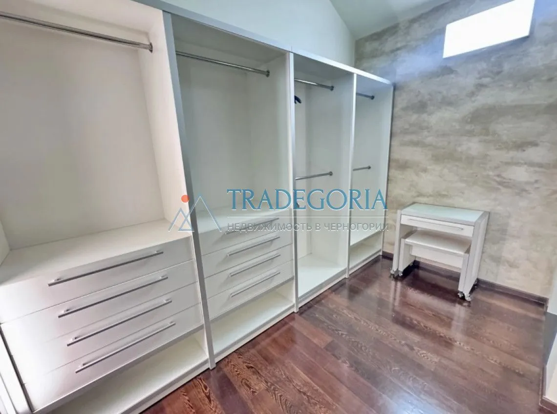 Prodaja, dvosoban stan, 129m², Dobrota, Kotor