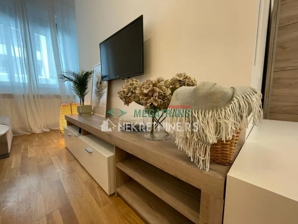 Izdavanje, dvosoban stan, 40m², Bulevar Oslobodjenja, Novi Sad Sve Podlokacije