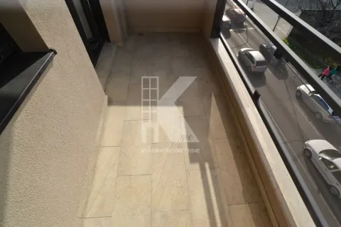 Manji popločani balkon sa pogledom na ulicu. - image 11