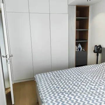 Uređena spavaća soba sa velikim ugradnim plakarom i krevetom. - image 15