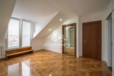 Prazna soba sa kosim krovom, parketom i drvenim vratima. - image 14