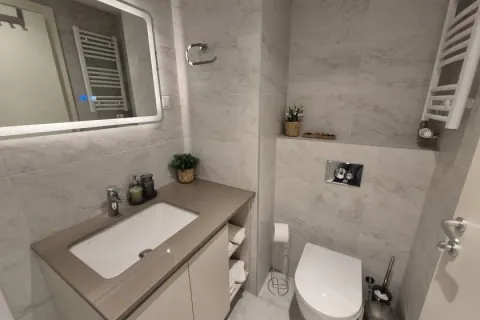 Moderno kupatilo sa umivaonikom, ormarićem i ugradnim toaletom. - image 6