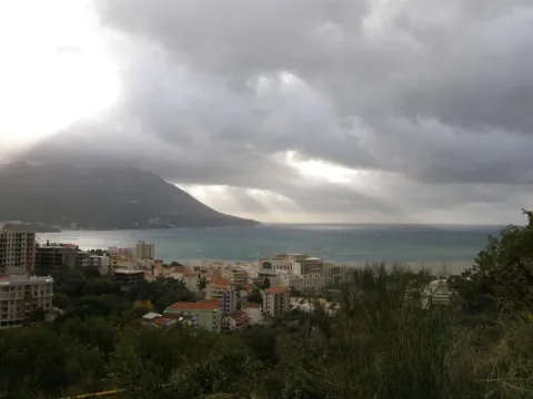 Panoramski pogled na more i grad pod oblačnim nebom. - image 5