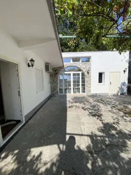 Dvorište ispred bijele kuće sa kamenim detaljima. - image 9