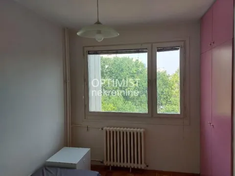 Manja spavaća soba sa prozorom i ugradnim ormarom. - image 11