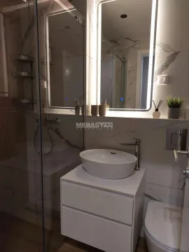 Moderno kupatilo sa tuš kabinom, umivaonikom i osvetljenim ogledalom. - image 4