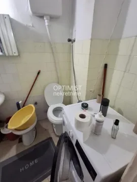 Pogled na kupatilo sa sanitarijama i veš mašinom. - image 13