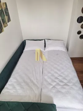 Manja spavaća soba sa bračnim krevetom i belom posteljinom. - image 3