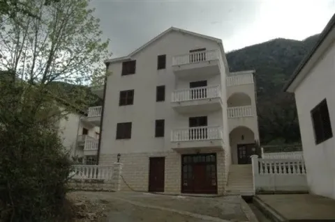 Spoljašnjost višespratne stambene zgrade sa bijelom fasadom i balkonima. - image 6