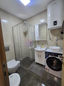 Kompaktno opremljeno kupatilo sa tuš kabinom, umivaonikom i veš mašinom. - image 4