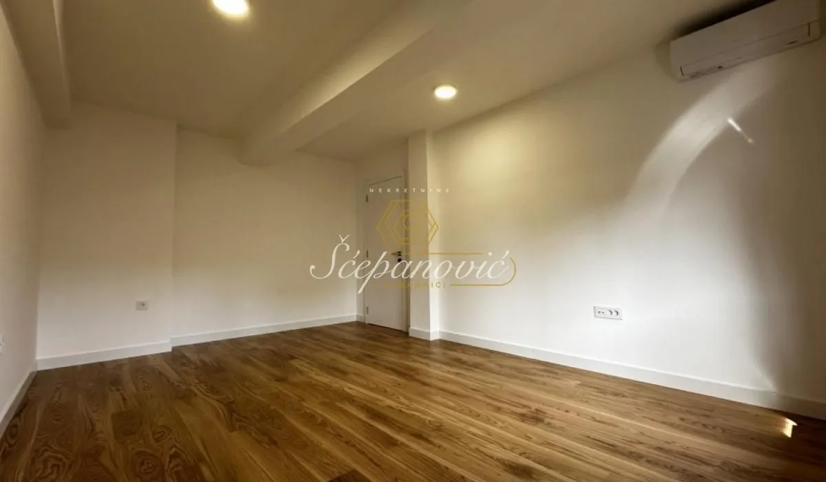 Prodaja, četvorosoban stan, 110m², Centar, Novi Sad
