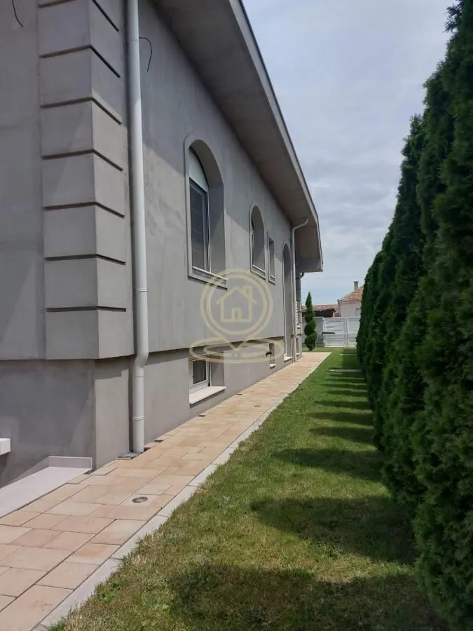 Prodaja, kuća, 380m², Centar, Inđija