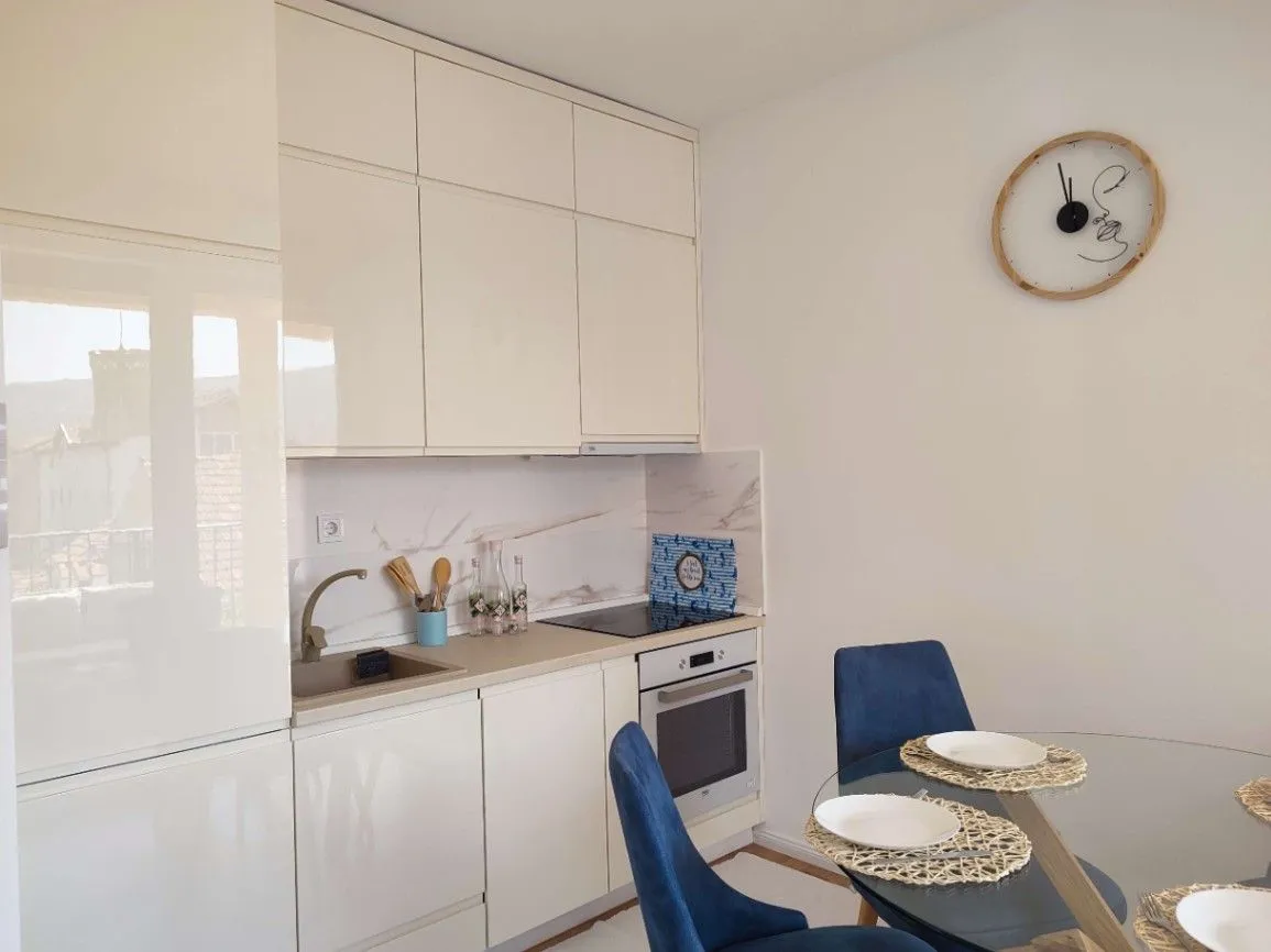 Izdavanje, jednosoban stan, 46m², Baošići, Herceg Novi