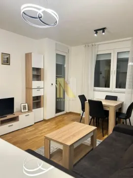 Dnevna soba sa garniturom, TV komodom i trpezarijskim stolom. - image 9