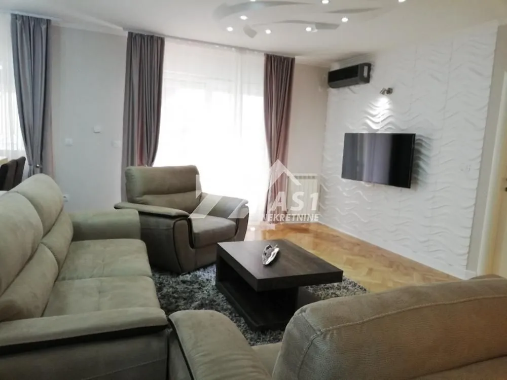 Izdavanje, četvorosoban stan, 130m², Grbavica, Novi Sad Sve Podlokacije