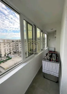 Zastakljeni balkon sa sušilicom za veš i pogledom na naselje. - image 6