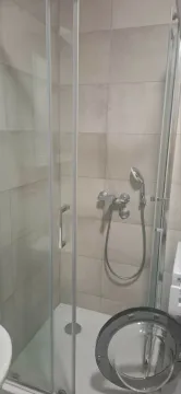 Moderno opremljeno kupatilo sa tuš kabinom. - image 7