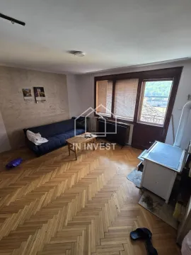 Dnevna soba sa garniturom za sedenje, drvenim podom i peći na drva. - image 9