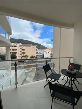 Namtještena terasa sa garniturom za sjedenje i pogledom na naselje i brda. - image 11