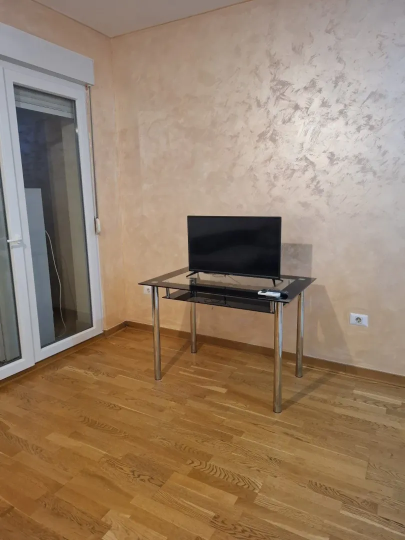 Soba sa televizorom na stolu.