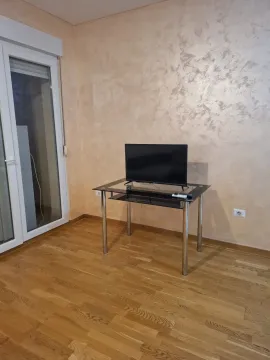 Soba sa televizorom na stolu. - image 2