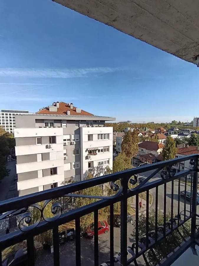 Pogled sa balkona na okolne zgrade i ulicu.