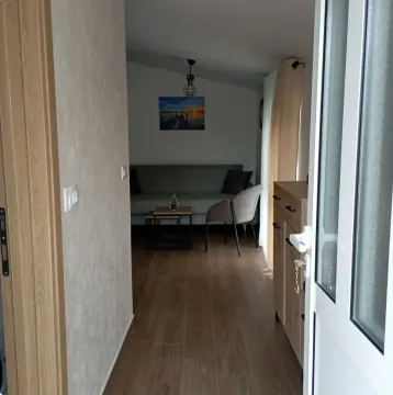 Pogled iz hodnika na dnevni boravak sa garniturom. - image 5