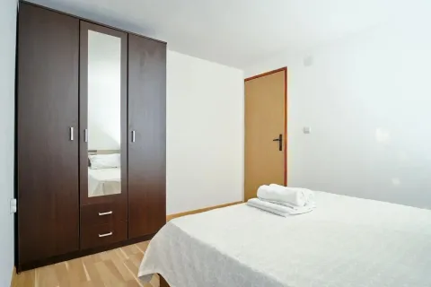 Furnished bedroom with a double bed and a large wardrobe with a mirror. - image 18