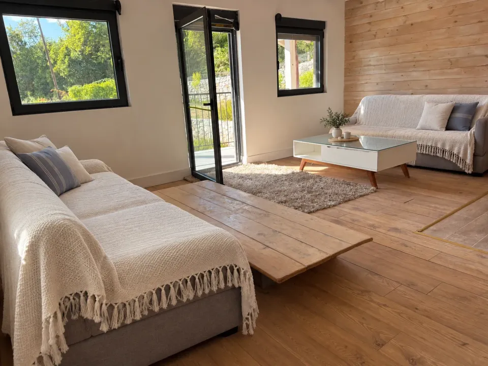 Izdavanje, četvorosoban stan, 150m², Sutorina, Herceg Novi