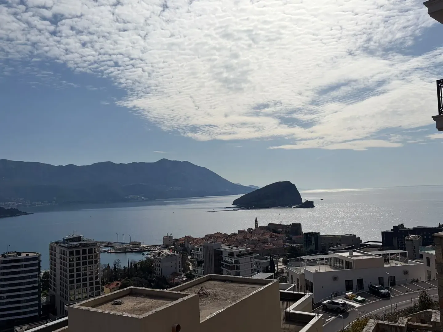 Pogled sa terase na grad, more i ostrvo Sveti Nikola.