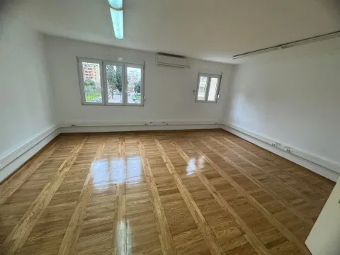 Izdavanje, poslovni prostor, 74m², Oktobarske Revolucije, Podgorica