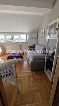 Dnevna soba sa garniturom za sedenje i parketom na podu. - image 3