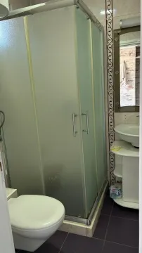 Manje kupatilo sa tuš kabinom, umivaonikom i toaletom. - image 4