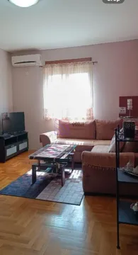 Dnevna soba sa garniturom, stočićem i televizorom. - image 4